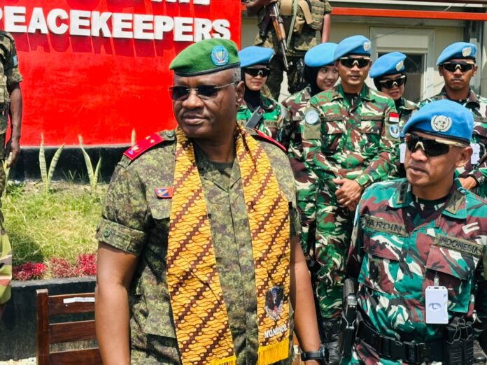Gouverneur militaire en tournée à Djugu, entouré de membres de la communauté