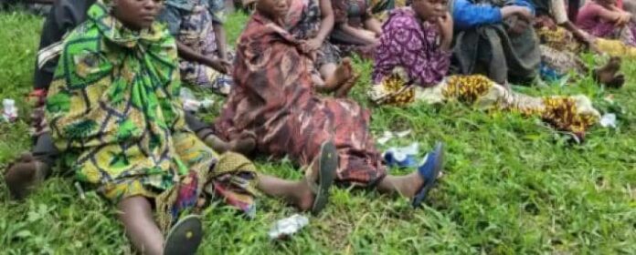 Forêt de Elake, des ex-otages marchant en file indienne avec des militaires de la coalition FARDC-UPDF en arrière-plan