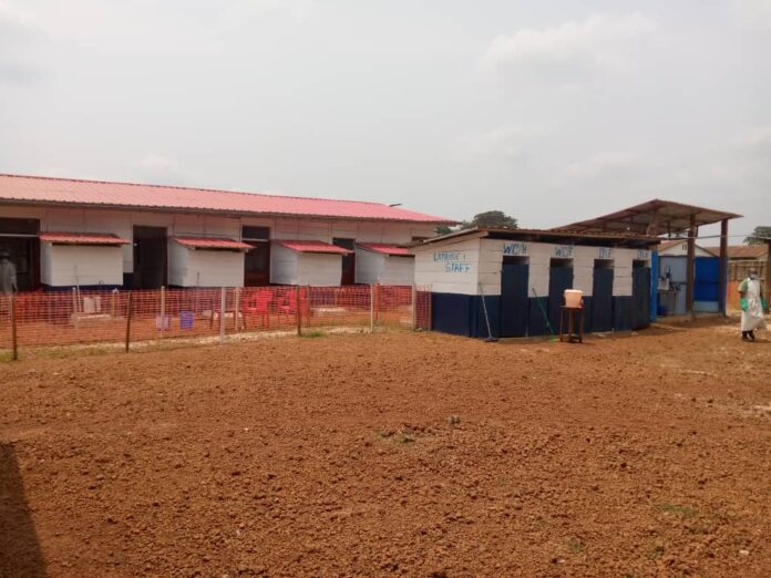 Cérémonie d'inauguration du centre de traitement Ebola de 100 lits à Rwankole, avec des responsables sanitaires et des membres