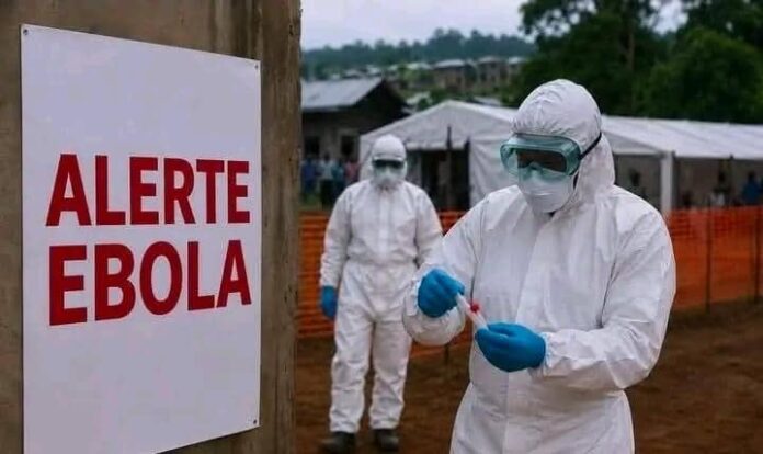 Équipe de santé en tenue de protection Ebola près d'un véhicule endommagé dans un village d'Ituri