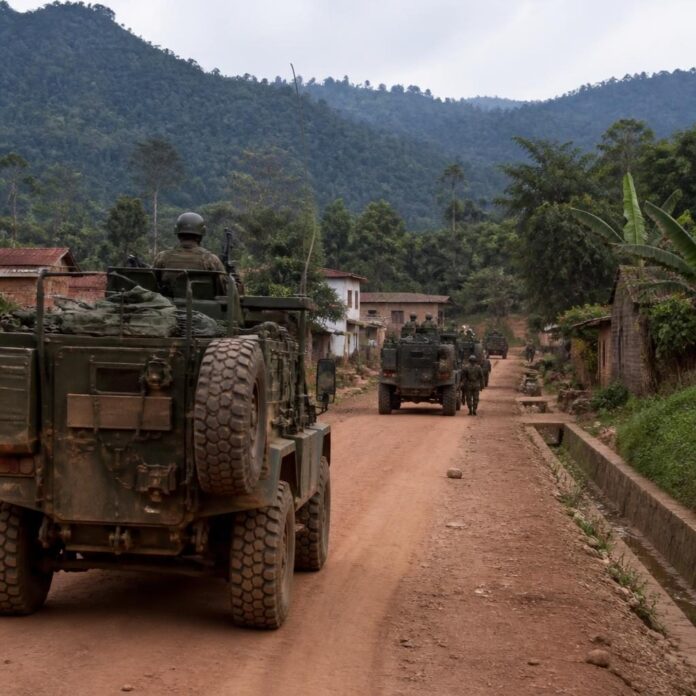 Véhicules militaires et soldats des FARDC et de la MONUSCO patrouillant sur une route de Mambasa-centre après une incursion des rebelles ADF