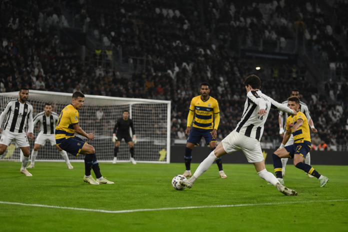 Scene editoriale de football evoquant la victoire de la Juventus face a Parme.