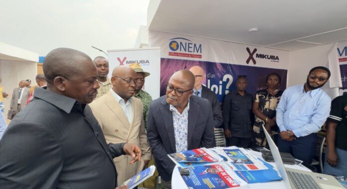 Espace emploi de l’ONEM au Festival International Sankayi avec matériel informatique et documentation pour jeunes demandeurs d’emploi
