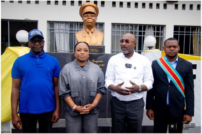 Délégation du tourisme devant le monument de Joseph Kasa-Vubu à Kinshasa
