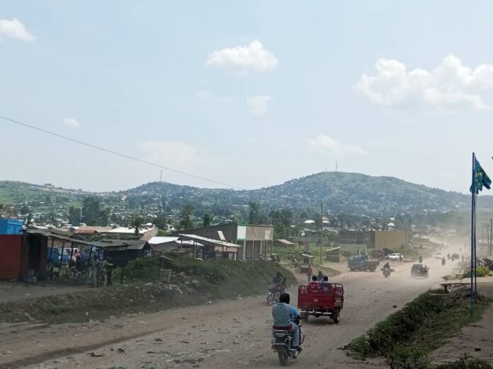Poste frontière de Kasindi-Lubiriha avec barrière fermée et étals de marchandises au ralenti