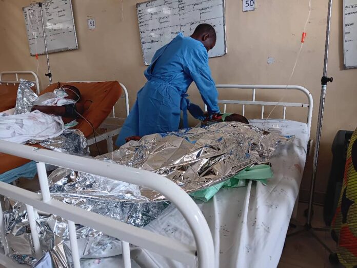 Bâtiment de l'hôpital de Kibirizi avec une tente d'isolement et un thermoflash à l'entrée