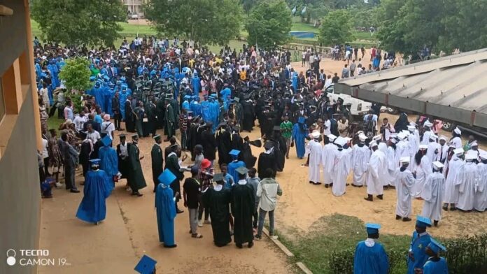 Lauréats en toges académiques lors de la cérémonie de clôture de l'année universitaire à Kindu