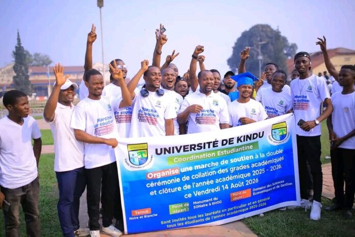 Étudiants en marche dans les rues de Kindu pour soutenir la cérémonie de collation des grades à l'Université de Kindu