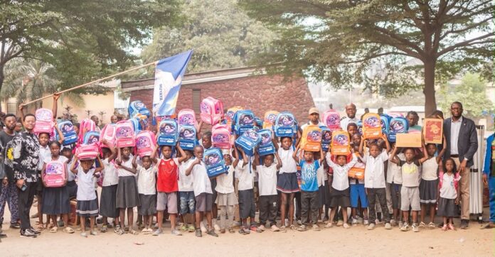 Cartables et fournitures scolaires disposés sur des pupitres dans une salle de classe à Kinshasa