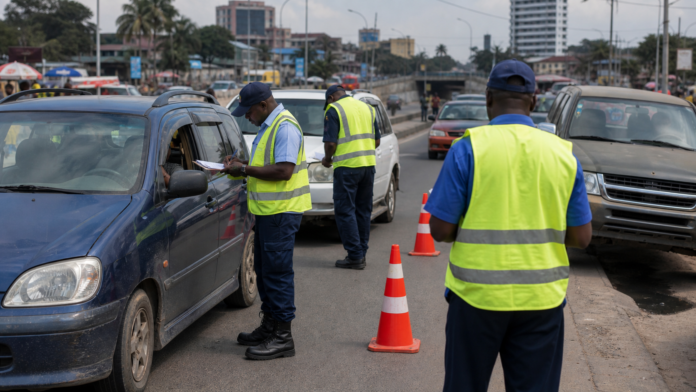 Controle technique de vehicules sur une grande avenue de Kinshasa