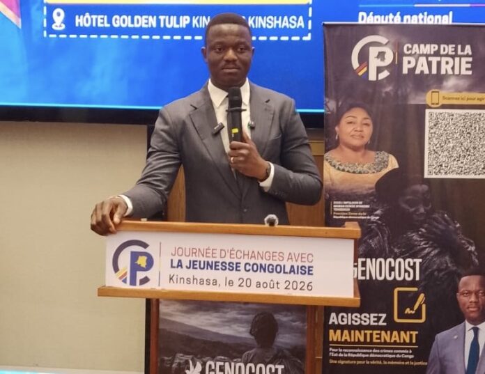 Député Joseph Nkoy s'adressant à des jeunes lors du lancement du Camp de la Patrie à Kinshasa
