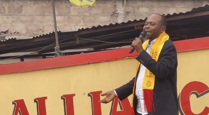 Foule de manifestants rassemblée devant le Palais du Peuple à Kinshasa avec des pancartes et des drapeaux de l'opposition