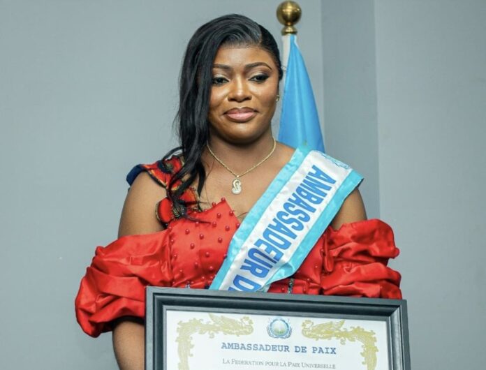 Jeunes participants lors d'une conférence à Kinshasa, avec une scène et un public