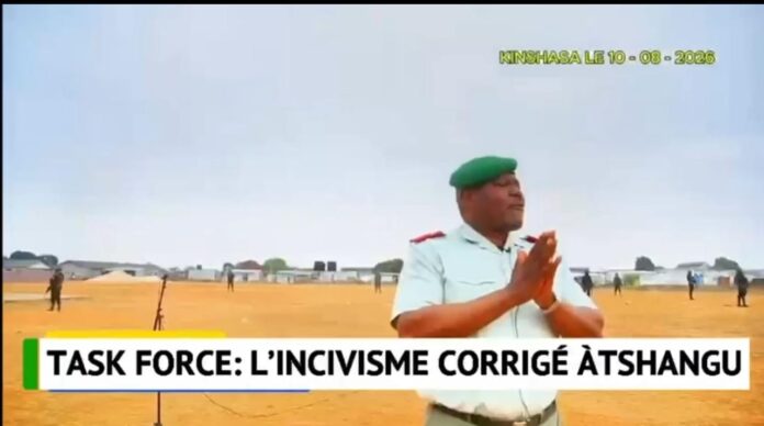 Bâtisseurs de la nation en uniforme ramassant des déchets sur une avenue de Kinshasa