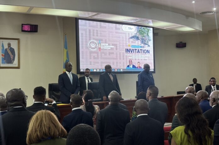 Responsables gouvernementaux réunis autour d'une table de travail lors de l'atelier sur l'aménagement du territoire national à Kinshasa