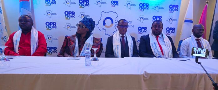 Cérémonie de signature de la charte d'OPR26, coalition d'opposition républicaine à Kinshasa, en présence de militants