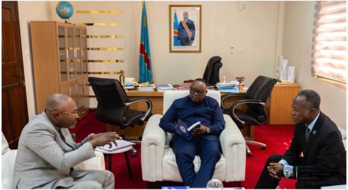 Réunion de travail sur le tourisme à Kinshasa avec le Guide officiel sur la table