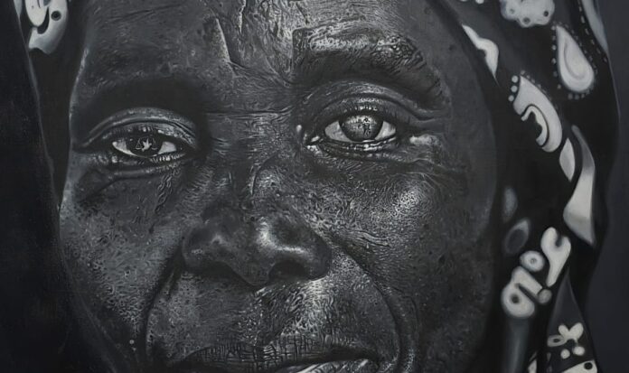 Toiles de l'artiste Benjamin Mbenga évoquant les massacres de l'Est de la RDC dans une salle d'exposition à Kinshasa