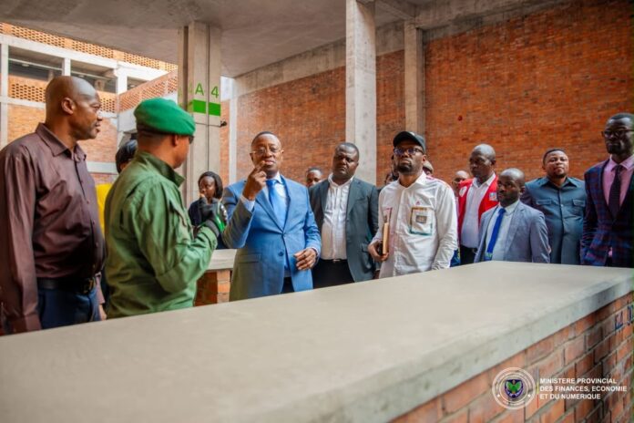 Vue extérieure du marché central Zando à Kinshasa avec ses étals et installations modernes