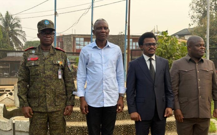 Travaux de construction d'une route lateritique au milieu de la foret tropicale avec des engins de chantier