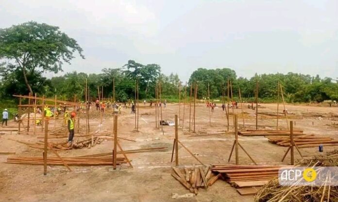 Construction d'un centre de traitement Ebola à Kisangani avec tentes médicales et équipements