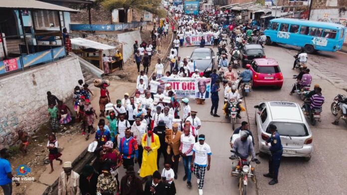 Des artistes congolais marchant pacifiquement dans les rues de Matadi, brandissant des pancartes de soutien au dialogue
