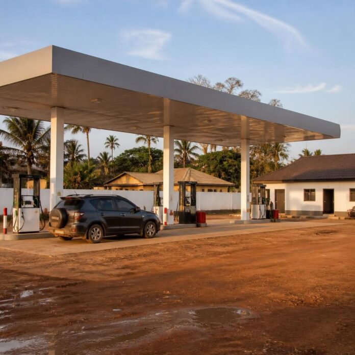 Vue d'une station-service avec des pompes à essence et un véhicule en train de se ravitailler à Kongolo