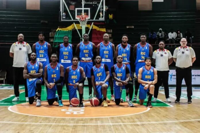 Joueurs congolais de basket-ball en exercice sur le parquet du Dakar Arena pendant un entraînement