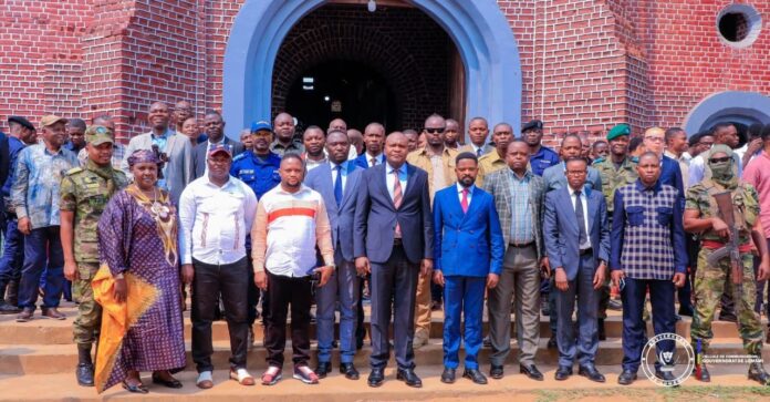Cierges allumés et intérieur de la cathédrale Saint-Martin de Kabinda pendant la messe du GENOCOST