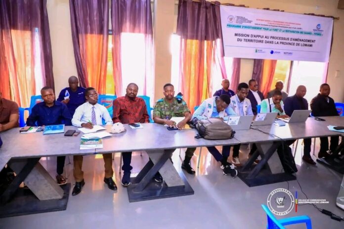 Salle de réunion à l'hôtel Kabinda Lodge lors du lancement des plans locaux d'aménagement du territoire en Lomami