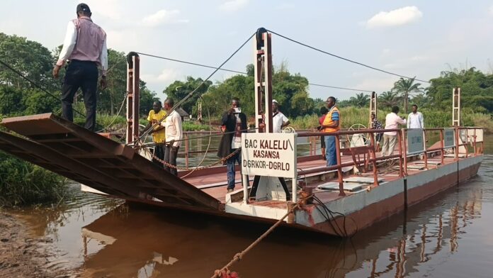 Bac Makole transportant des véhicules sur la rivière Lomami