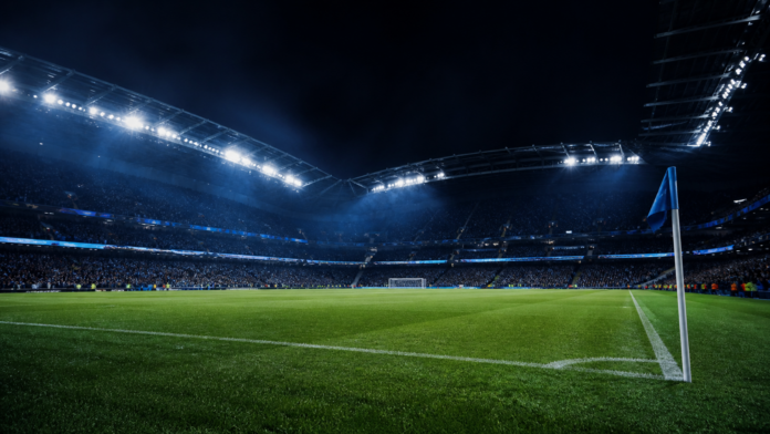 Illustration editoriale neutre d un grand stade anglais de nuit apres la victoire 2-1 de Manchester City contre Bournemouth.
