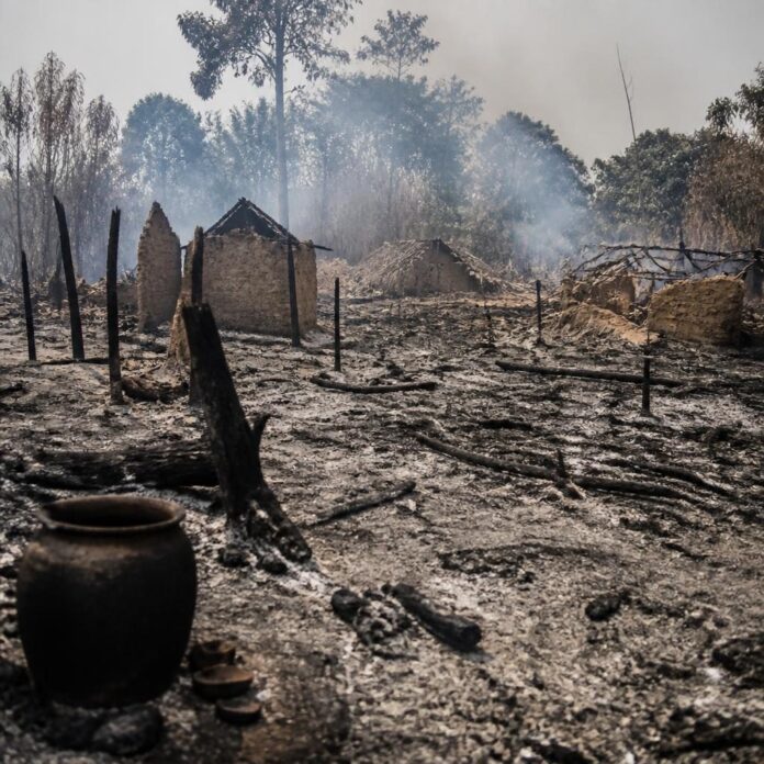 Champs brûlés et habitations détruites après un incendie de brousse dans le village de Mweho