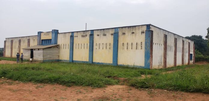 Prison centrale de Lubutu aux murs de briques, avec une cour intérieure et des bâtiments délabrés