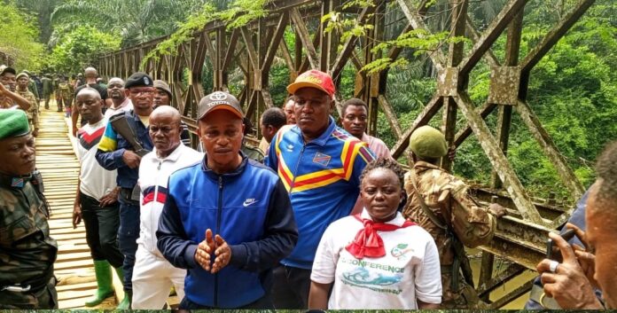 Barrières levées sur une route de terre dans le territoire de Kasongo, symbole du retour de la quiétude