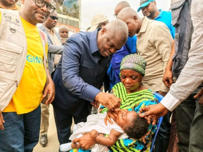 Des agents de santé vaccinent des enfants dans un centre de santé au marché central de Kindu