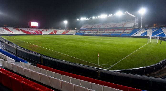 Illustration editoriale d un stade espagnol vide sous les projecteurs apres le nul 1-1 entre le Rayo Vallecano et Alaves.