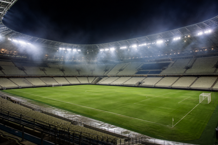 Illustration editoriale d un grand stade francais vide apres la victoire 4-0 de Marseille contre Strasbourg.