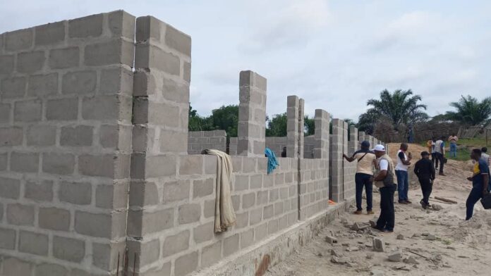 Bâtiment scolaire inachevé avec des murs en briques et un toit en tôle, dans le territoire de Mbanza-Ngungu