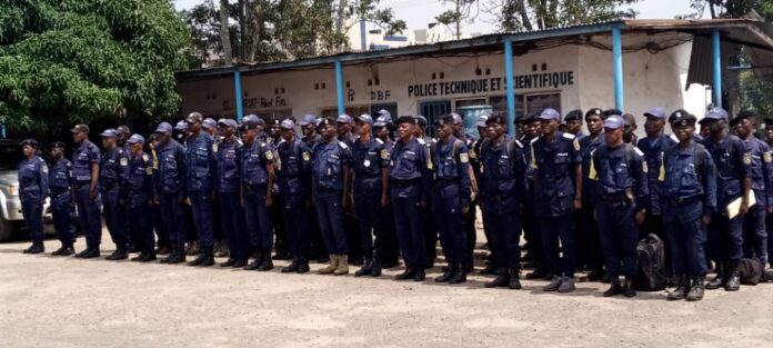 Policiers en uniforme assistant à une séance de sensibilisation au VIH/SIDA dans une salle à Mbuji-Mayi