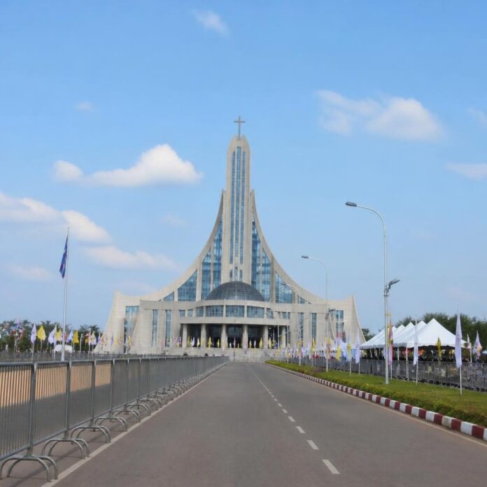 Basilique moderne et boulevard réaménagé à Mbuji-Mayi avec des mesures de sécurité