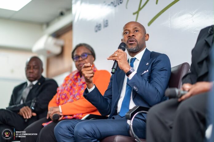 Journalistes et dirigeants bancaires réunis lors d'un déjeuner de presse à Kinshasa