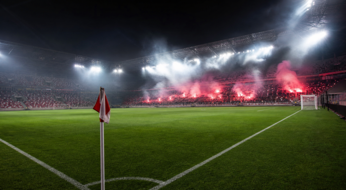 Illustration editoriale d un stade polonais sous les projecteurs apres la victoire 3-2 de Monaco contre le Gornik Zabrze.