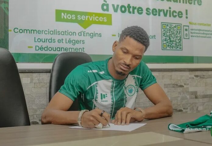 Maillot et gants de gardien de l'AS New Soger sur un banc de stade à Lubumbashi