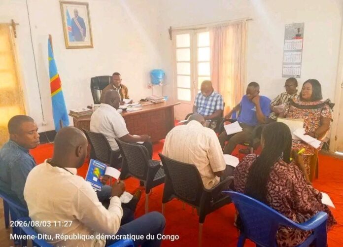 Matériel de vaccination dans un centre de santé à Mwene-Ditu en attente de la campagne