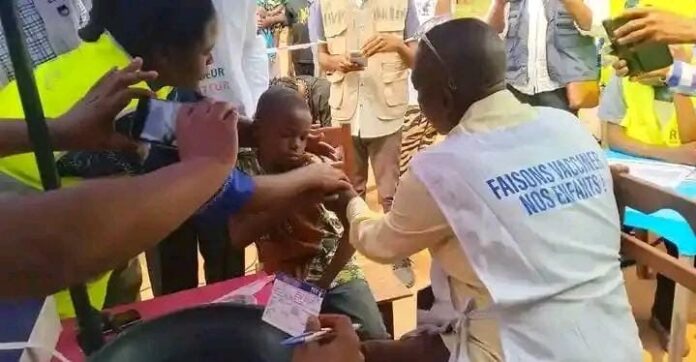 Vaccin contre la rougeole et la rubéole administré dans un centre de santé à Mwene-Ditu