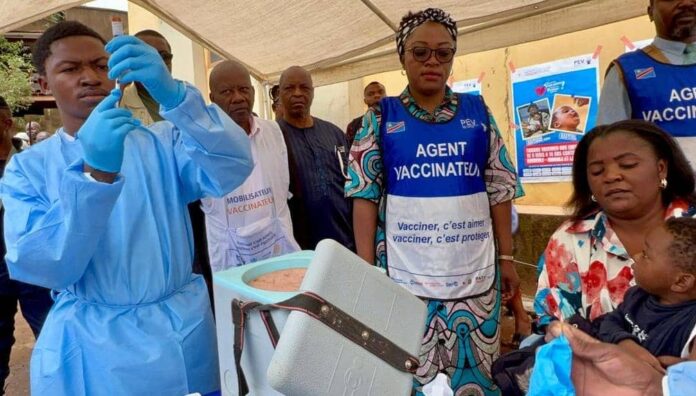 Parents et enfants sur un site de vaccination au Nord-Kivu