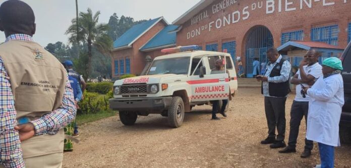 Ambulance médicalisée stationnée devant un centre de santé à Musienene