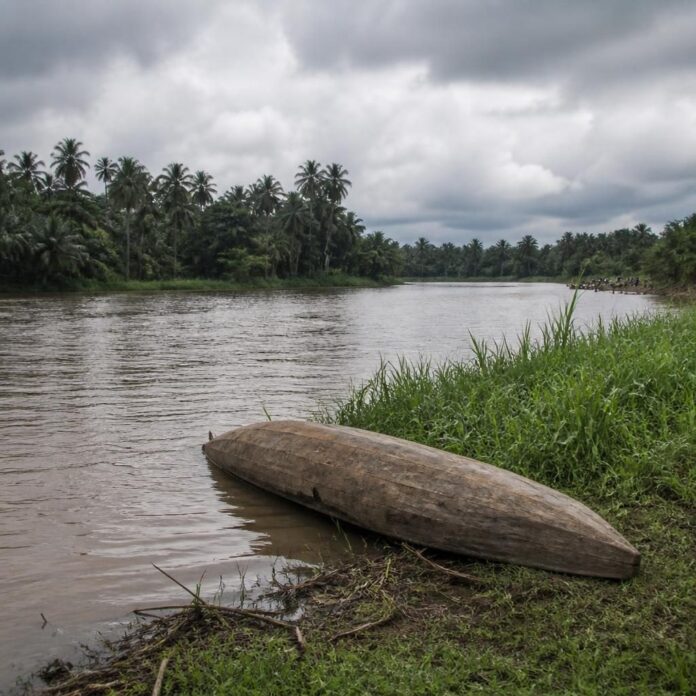 Rivière Lulua avec une pirogue renversée près de la rive