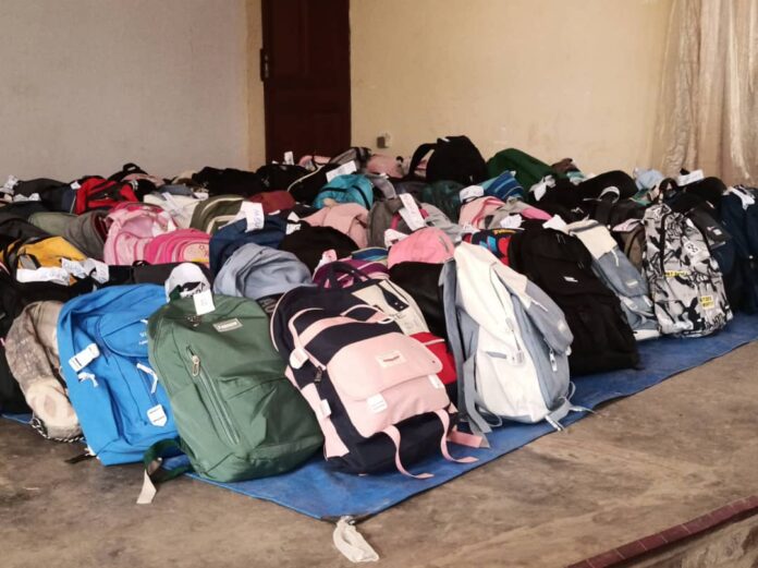Distribution de fournitures scolaires à des enfants vulnérables dans le territoire de Nyiragongo